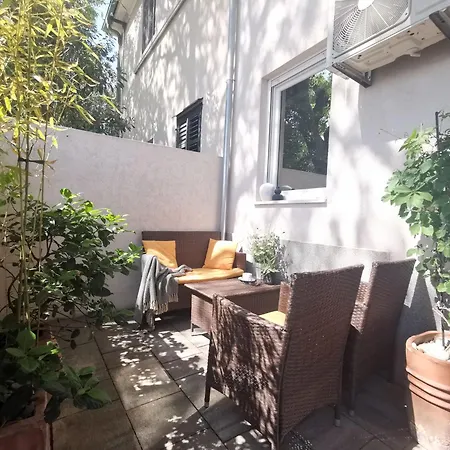 Neue In Mit Grosser Terrasse Vodice