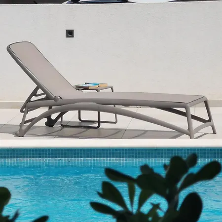 Neue In Mit Grosser Terrasse Vodice